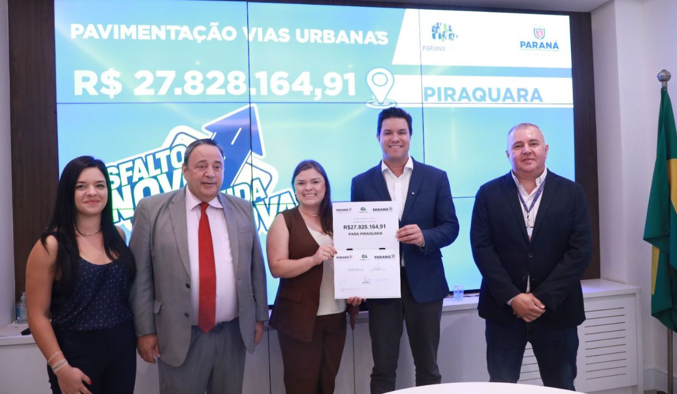 Guto Silva, Hussein Bakri e autoridades durante cerimônia de entrega de recursos para obras no Paraná