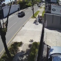 Imagem câmera de segurança mostra pai deixando filha cair no chão, após tentar agredir esposa, em Curitiba