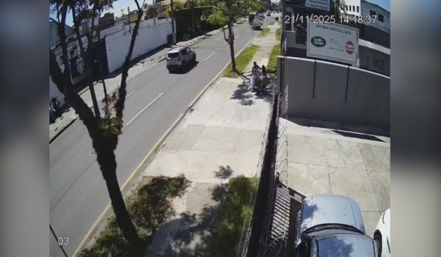 Imagem câmera de segurança mostra pai deixando filha cair no chão, após tentar agredir esposa, em Curitiba