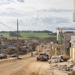 Ruas de Rio Bonito do Iguaçu destruídas após passagem de tornado pelo Paraná