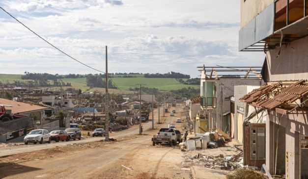 Ruas de Rio Bonito do Iguaçu destruídas após passagem de tornado pelo Paraná