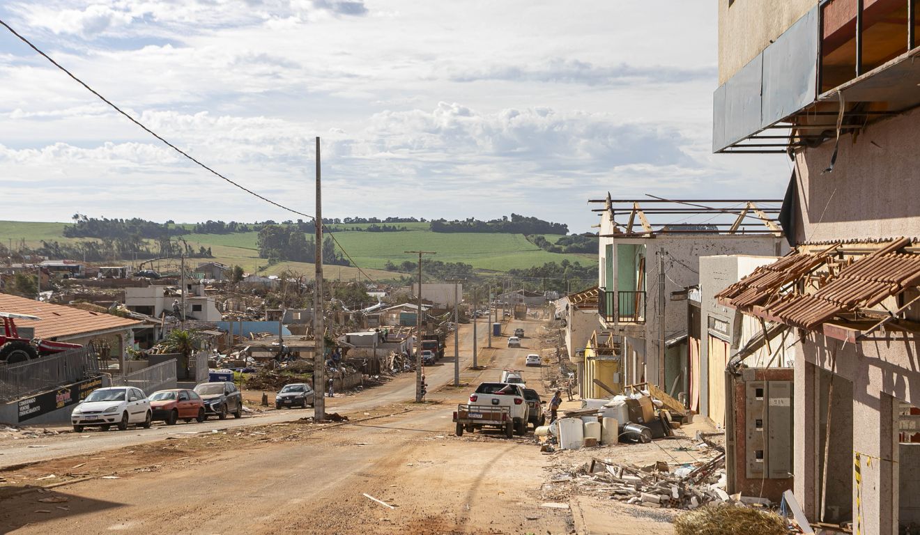 Ruas de Rio Bonito do Iguaçu destruídas após passagem de tornado pelo Paraná