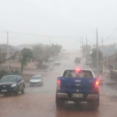 Carros em rua destruída em Rio Bonito do Iguaçu, a cidade mais afetada pelo tornado no Paraná