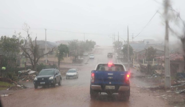 Carros em rua destruída em Rio Bonito do Iguaçu, a cidade mais afetada pelo tornado no Paraná