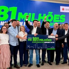 Guto Silva, Ratinho Jr., Eduardo Pimentel, Rafael Greca, Tico Kuzma, Alexandre Curiti e outras autoridades na oficialização do convênio entre Governo do Paraná e Prefeitura de Curitiba.