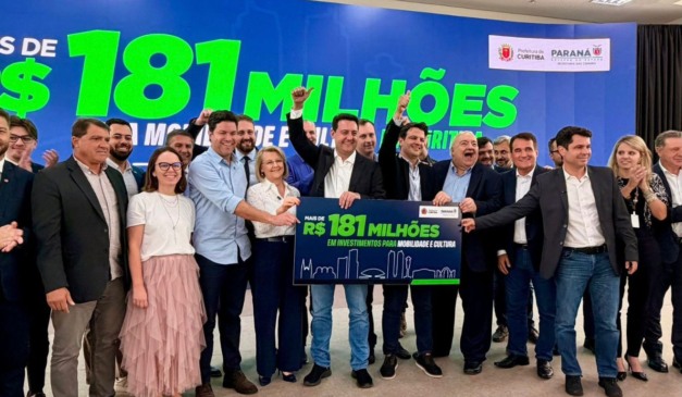 Guto Silva, Ratinho Jr., Eduardo Pimentel, Rafael Greca, Tico Kuzma, Alexandre Curiti e outras autoridades na oficialização do convênio entre Governo do Paraná e Prefeitura de Curitiba.