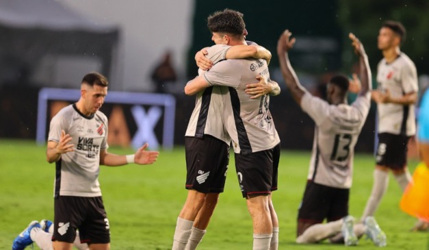 Jogadores do Athletico comemoram vitória sobre o Goiás