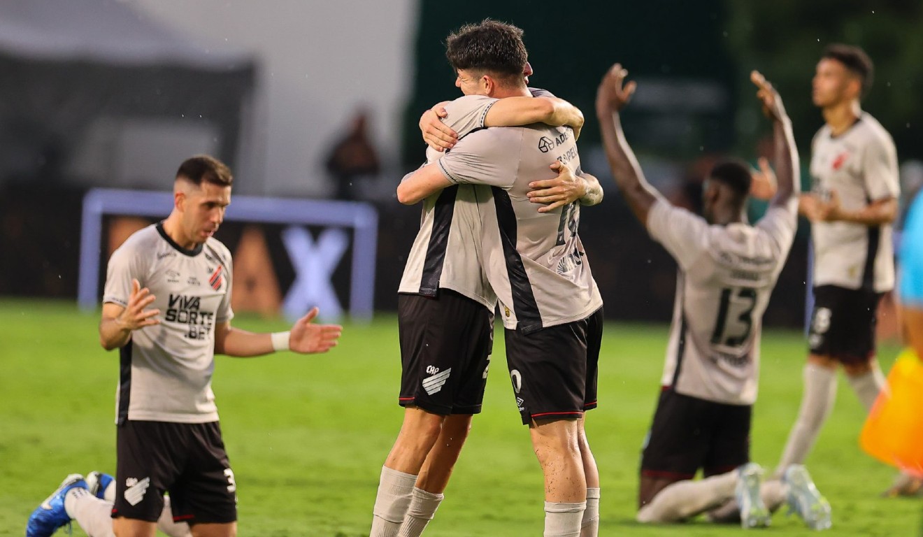 Jogadores do Athletico comemoram vitória sobre o Goiás