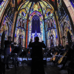 Os últimos ingressos para o Natal na Catedral de Curitiba estarão disponíveis nesta sexta (21). Na imagem, vemos a Catedral Basílica de Curitiba durante uma apresentação musical.