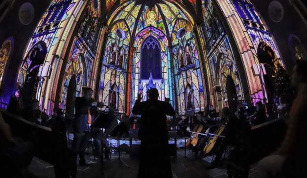 Os últimos ingressos para o Natal na Catedral de Curitiba estarão disponíveis nesta sexta (21). Na imagem, vemos a Catedral Basílica de Curitiba durante uma apresentação musical.