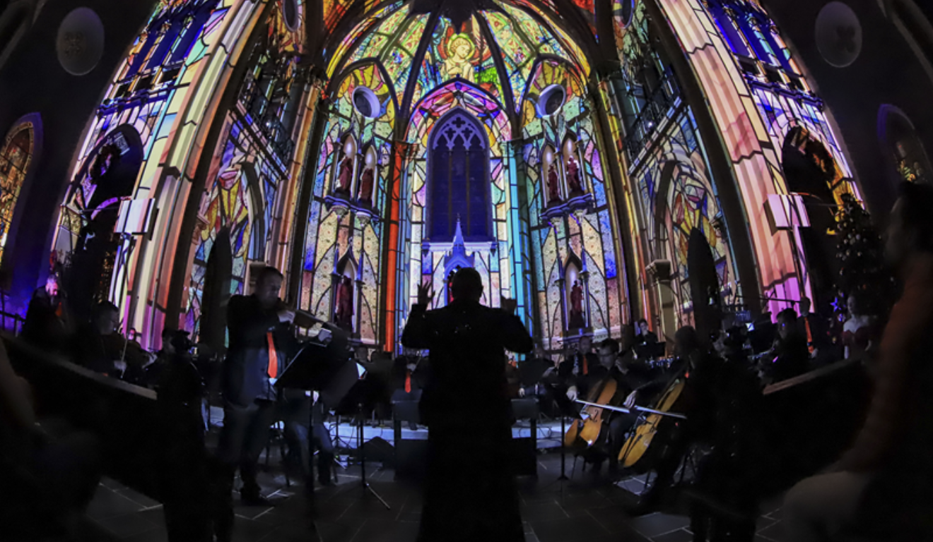 Os últimos ingressos para o Natal na Catedral de Curitiba estarão disponíveis nesta sexta (21). Na imagem, vemos a Catedral Basílica de Curitiba durante uma apresentação musical.