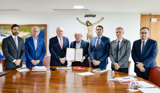 Lula e outras autoridades após a entrega da Lei Antifacção ao Congresso