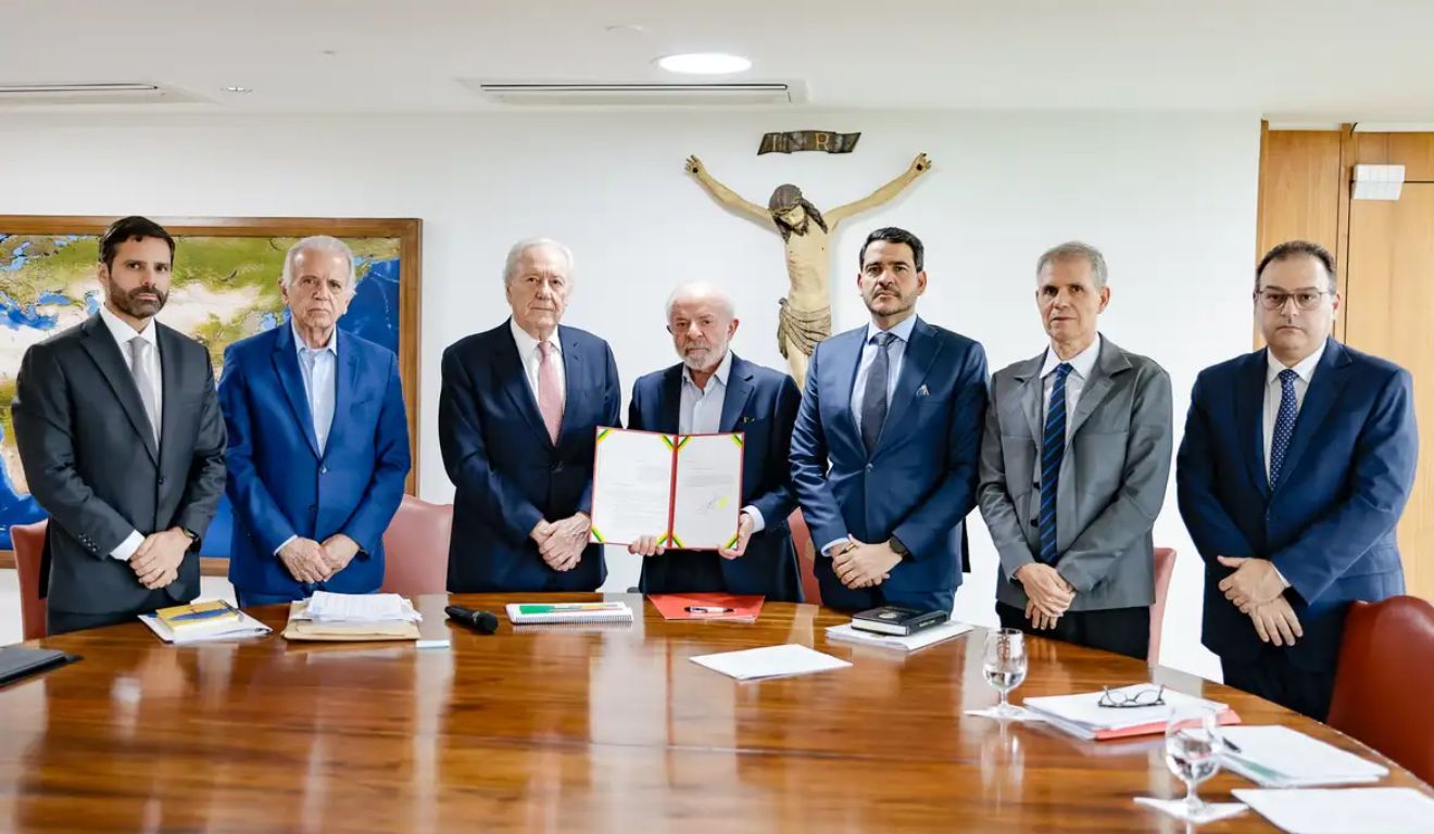 Lula e outras autoridades após a entrega da Lei Antifacção ao Congresso