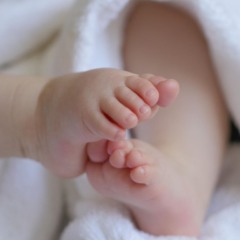 Imagem ilustrativa de bebê, em alusão ao caso da mãe e do padrasto suspeitos de matarem bebê com agressões