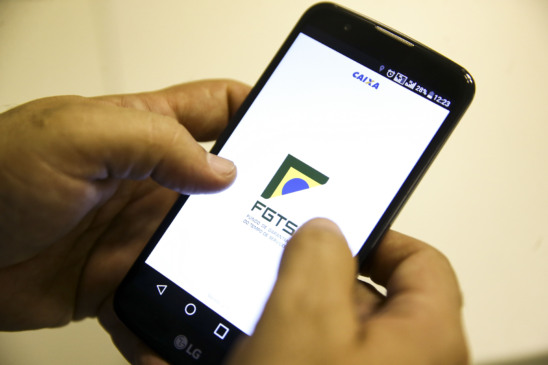 Usuário utiliza aplicativo do FGTS; Caixa liberou FGTS Calamidade em cidades do Paraná