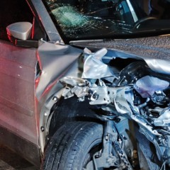 Carro de motorista que fez ultrapassagem proibida na contramão após colisão com motocilista; vítima morreu