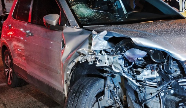 Carro de motorista que fez ultrapassagem proibida na contramão após colisão com motocilista; vítima morreu