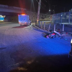 Moto de motociclista, que morreu na véspera do aniversário, caída em rodovia, que corta Maringá