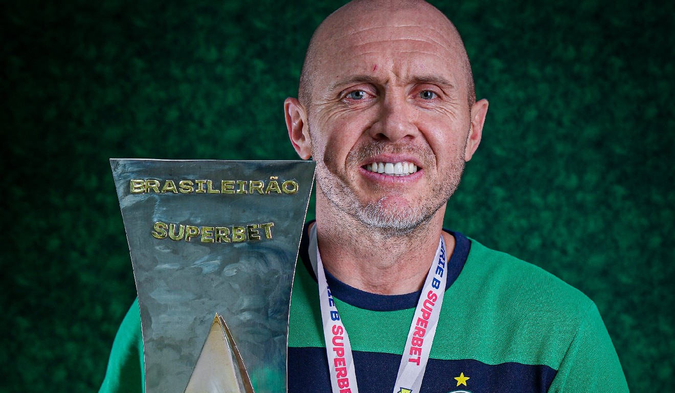 Mozart comemora com a taça de campeão da Série B do Coritiba