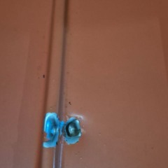 Marca de disparo na residência em que mulher foi agredida e mantida em cárcere pelo namorado