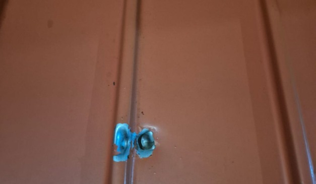 Marca de disparo na residência em que mulher foi agredida e mantida em cárcere pelo namorado