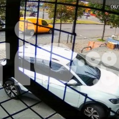 Câmera de segurança flagrou em vídeo acidente entre carro e ônibus, que provocou a morte de mulher