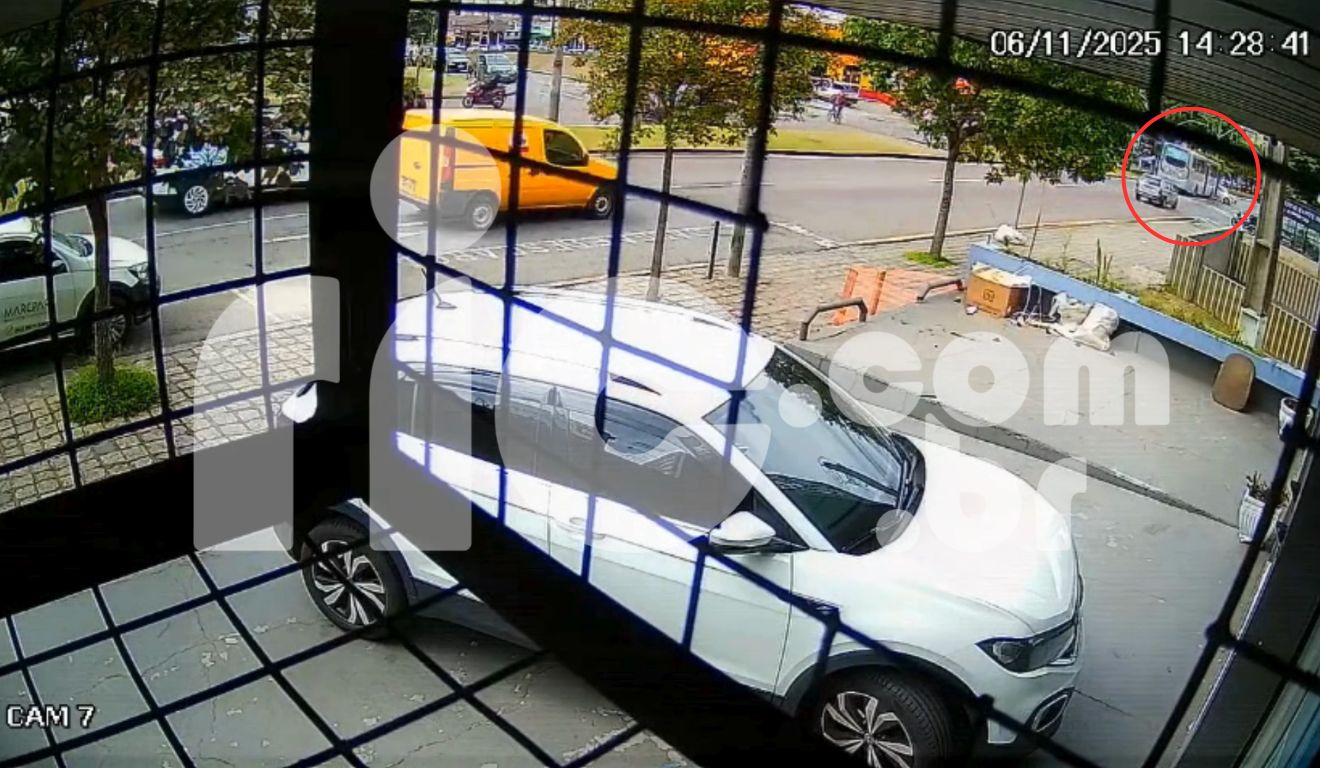 Câmera de segurança flagrou em vídeo acidente entre carro e ônibus, que provocou a morte de mulher