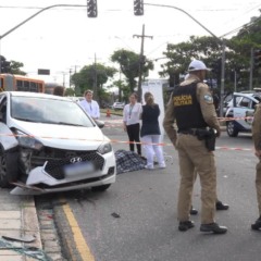 Local do acidente acompanhado por policiais militares, que observam carro de aplicativo, que mulher e filha estavam, antes de acidente com ônibus