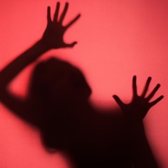 Imagem ilustrativa de agressão contra mulher, em alusão ao caso de esposa jogada de janela por marido