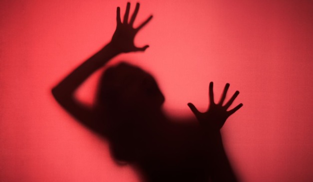 Imagem ilustrativa de agressão contra mulher, em alusão ao caso de esposa jogada de janela por marido