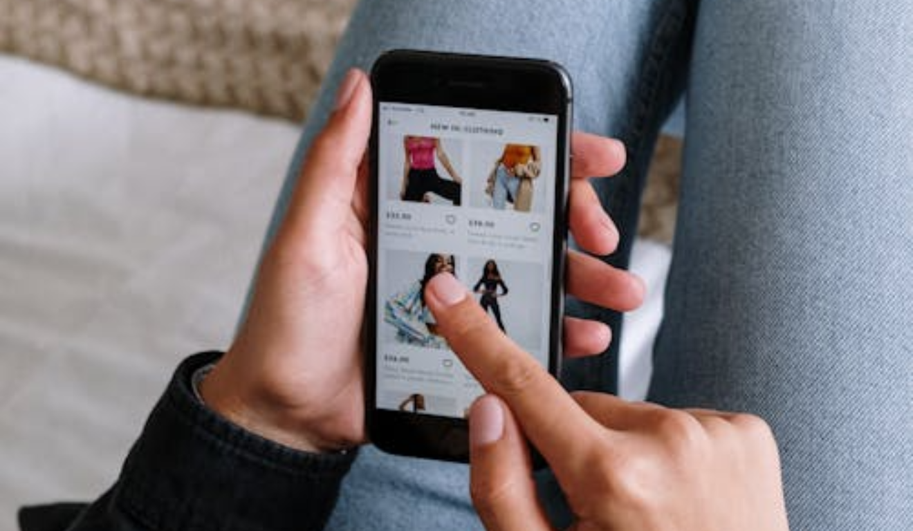 Imagem ilustrativa de uma pessoa fazendo compras online.