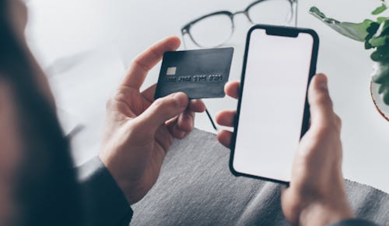 Imagem ilustrativa de uma pessoa fazendo compras online.