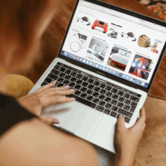 Imagem ilustrativa de uma pessoa fazendo compras online.