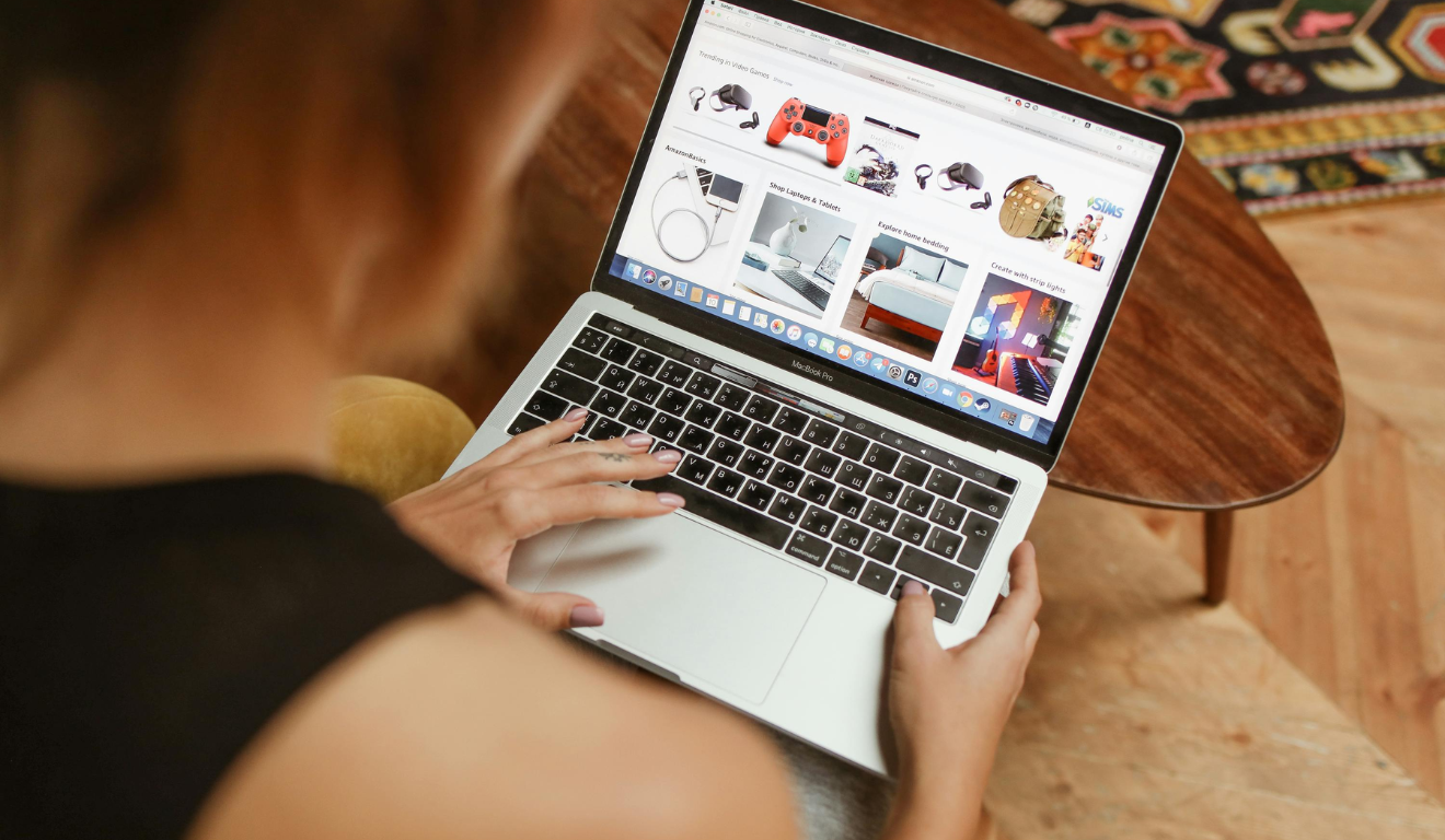 Imagem ilustrativa de uma pessoa fazendo compras online.