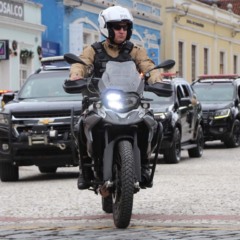 Agente da Polícia Militar do Paraná em moto, no Largo da Ordem, em Curitiba
