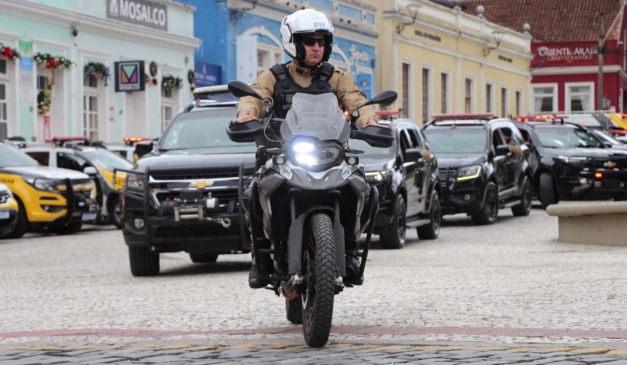 Agente da Polícia Militar do Paraná em moto, no Largo da Ordem, em Curitiba