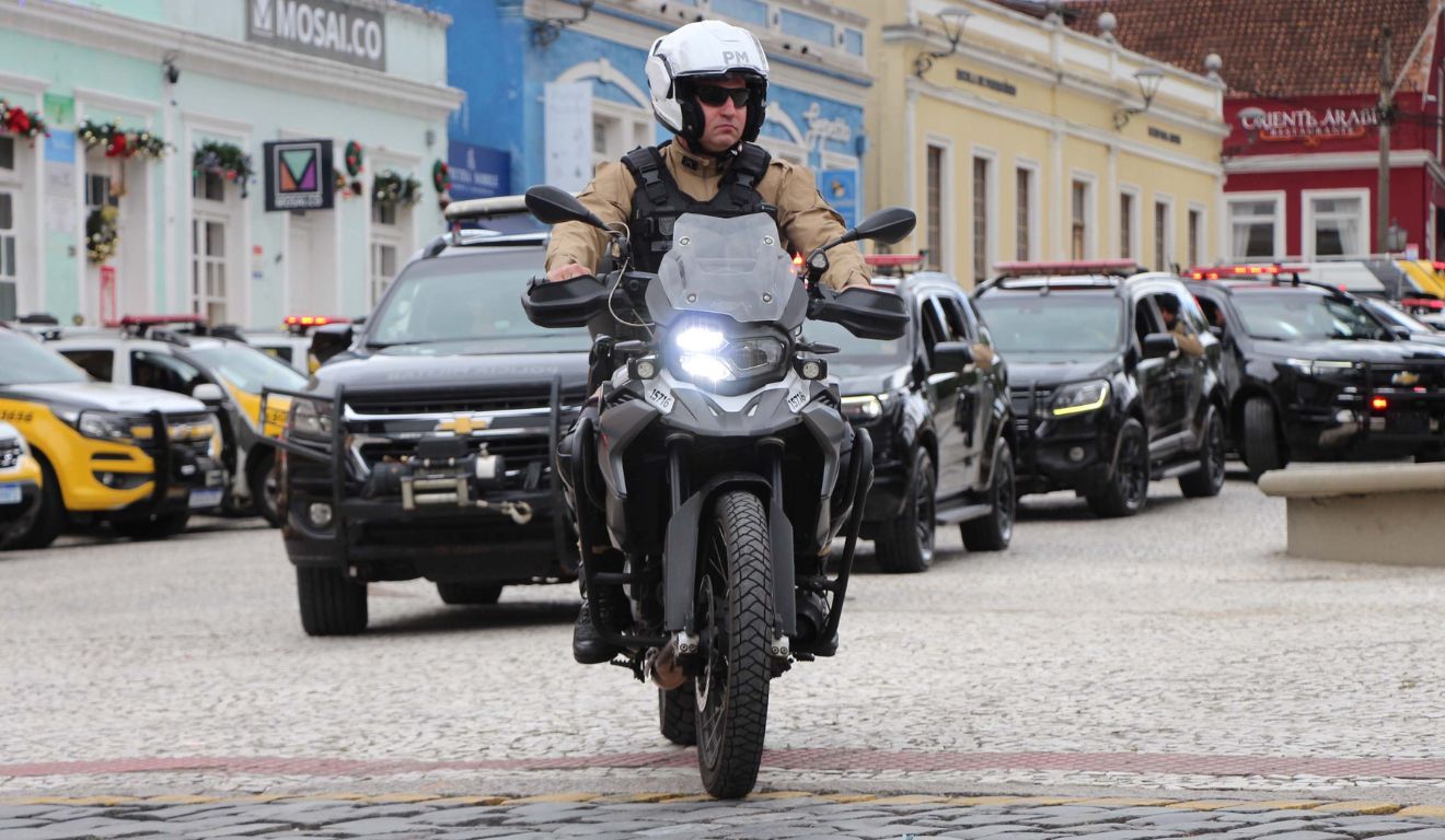 Agente da Polícia Militar do Paraná em moto, no Largo da Ordem, em Curitiba