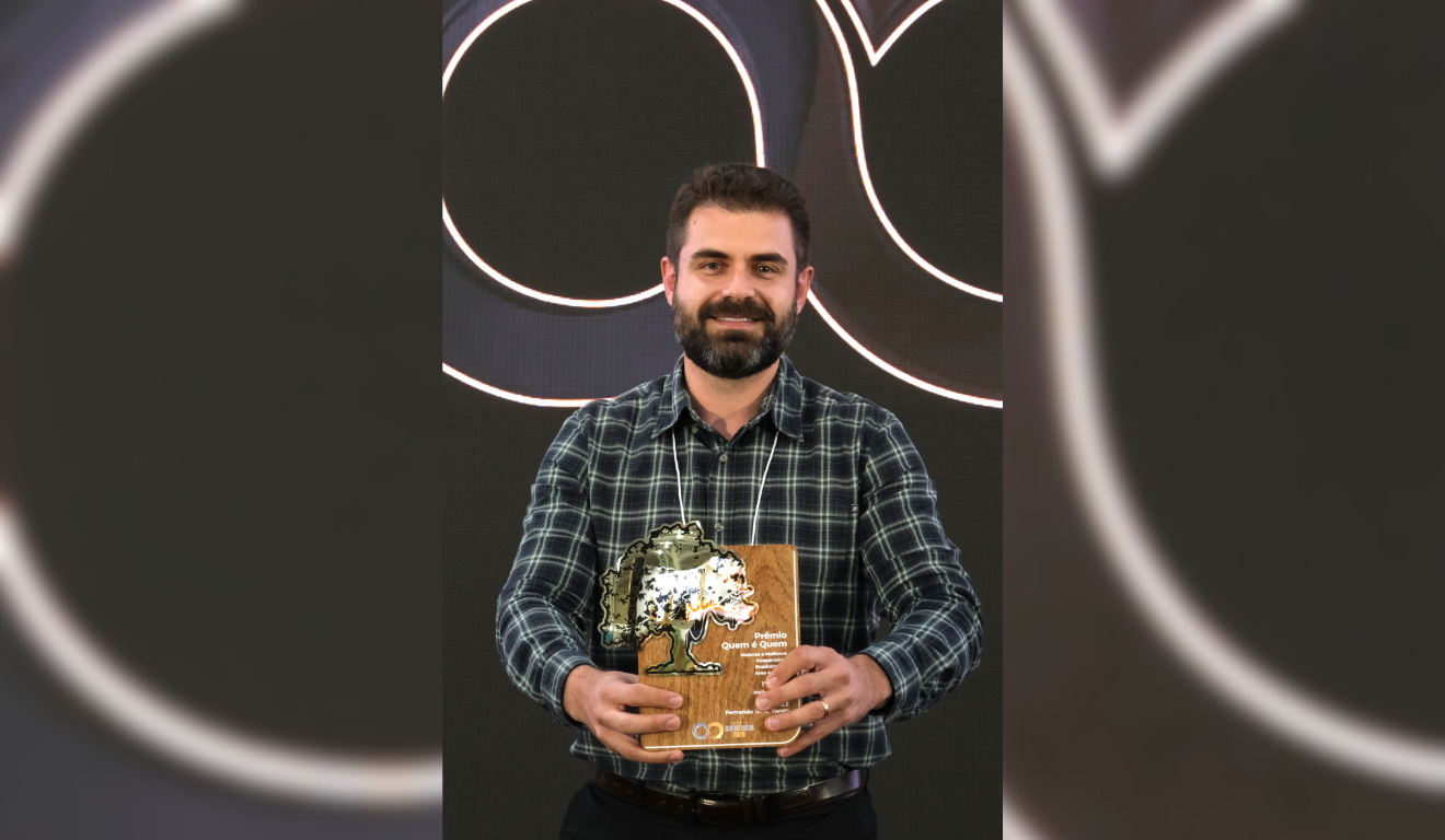 Trofeu de Melhor Gestor Operacional com o Coordenador do Departamento de Produção Avícola da C.Vale, Fernando Varolo. Trofeu de Melhor Gestor Operacional com o Coordenador do Departamento de Produção Avícola da C.Vale, Fernando Varolo.