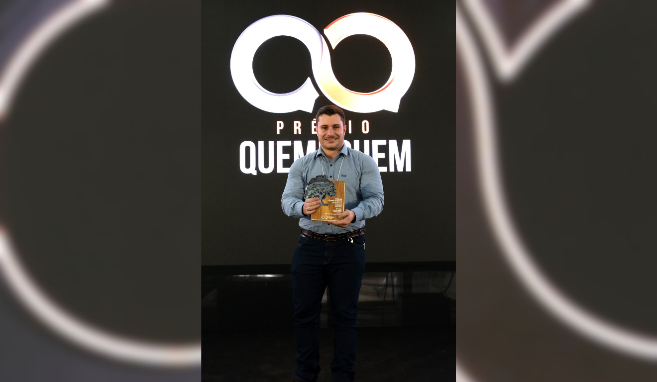 Leonardo Nitrini com o troféu de 2º lugar na categoria Melhor Assistente Técnico Leonardo Nitrini com o troféu de 2º lugar na categoria Melhor Assistente Técnico