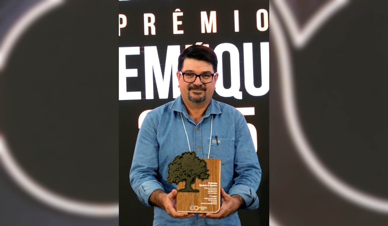 Leonir Benincá com o troféu de 1º lugar na categoria Melhor Cooperado - Suinocultura Leonir Benincá com o troféu de 1º lugar na categoria Melhor Cooperado - Suinocultura