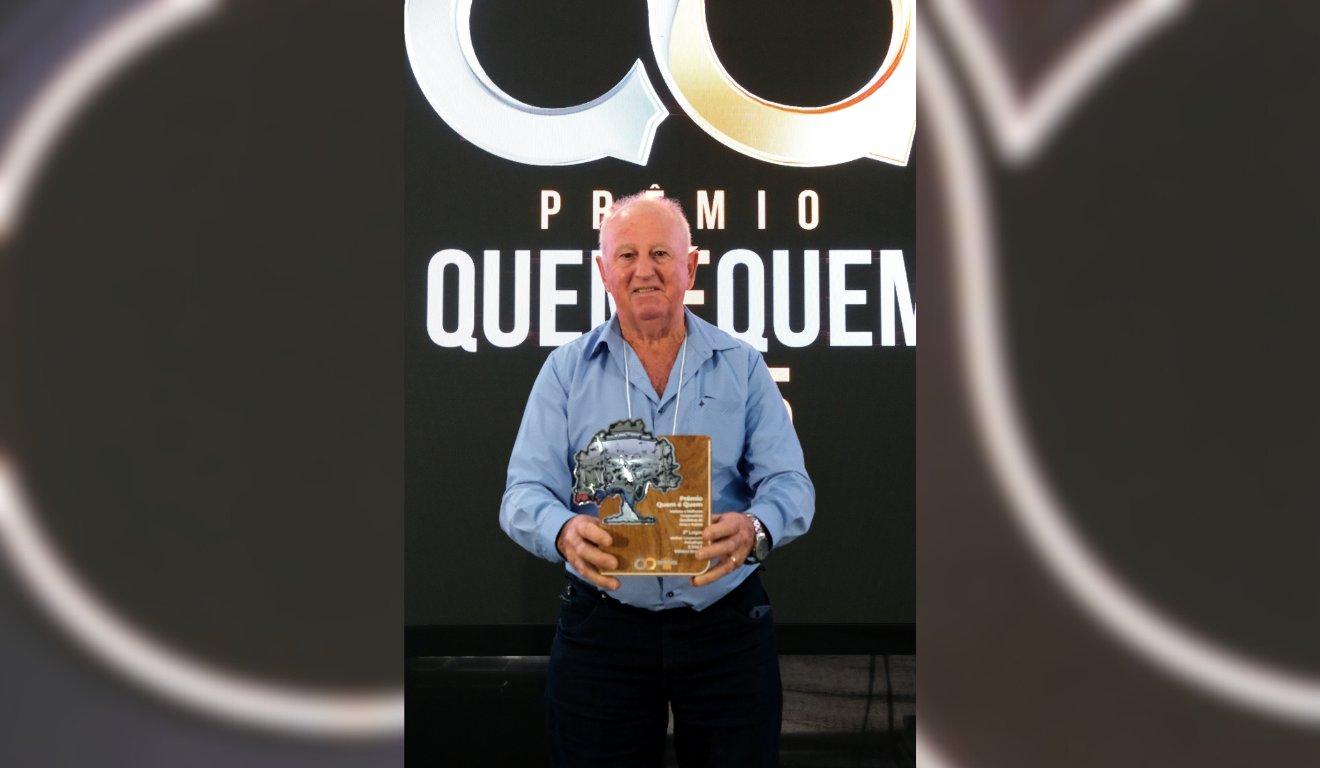 Valdeci Breier com o troféu de 2º lugar na categoria Melhor Cooperado - Avicultura. Valdeci Breier com o troféu de 2º lugar na categoria Melhor Cooperado - Avicultura.