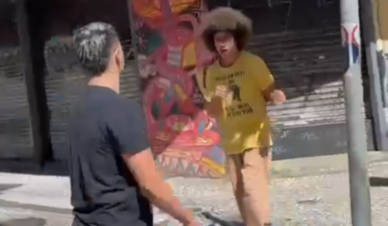 Homem mantem distância de Renato Freitas