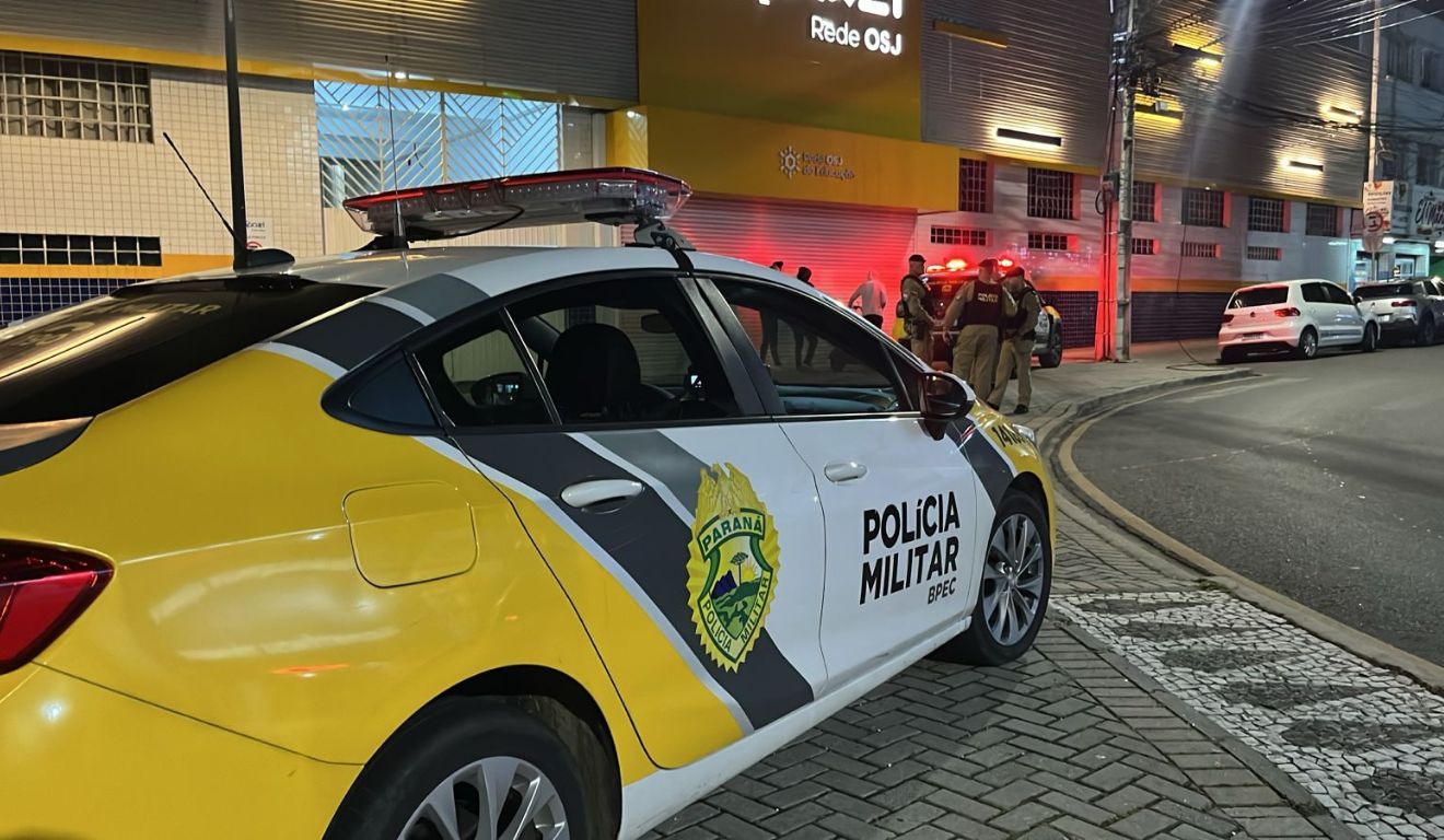 Viatura da Polícia Militar no local em aluna foi baleada, na saída de colégio, em Curitiba