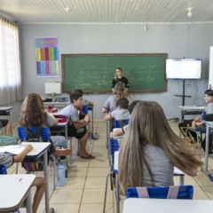 Aula em escola estadual de Rio Bonito do Sul, após tornado ter passado pelo município do Paraná