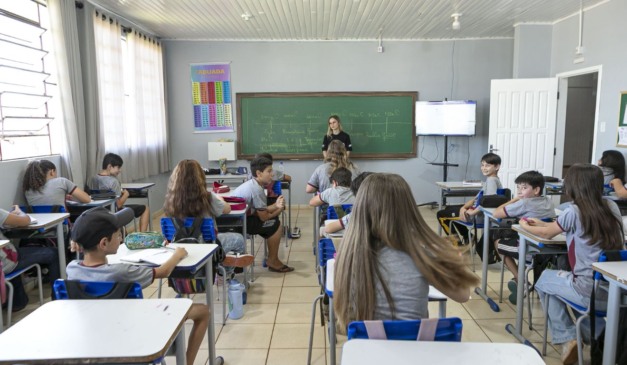 Aula em escola estadual de Rio Bonito do Sul, após tornado ter passado pelo município do Paraná