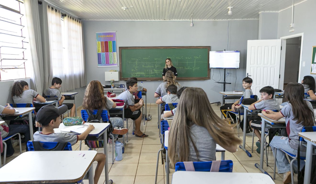 Aula em escola estadual de Rio Bonito do Sul, após tornado ter passado pelo município do Paraná