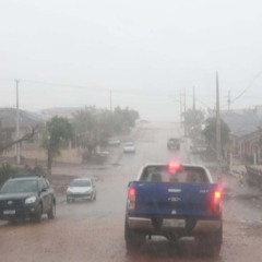 Carros em ruas destruídas pelo tornado no Paraná, em Rio Bonito do Iguaçu