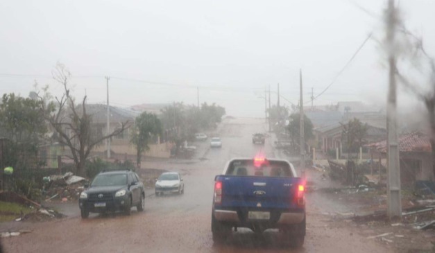 Carros em ruas destruídas pelo tornado no Paraná, em Rio Bonito do Iguaçu