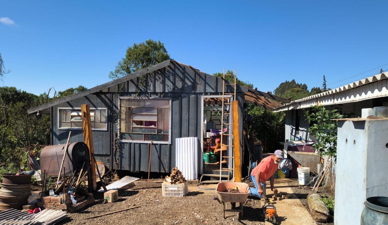 Local de reconstrução em Rio Bonito do Iguaçu, após destruição causada por tornado no Paraná