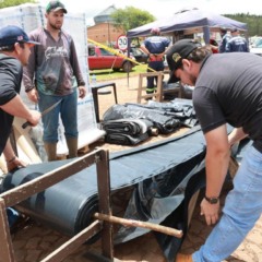 Agentes da Defesa Civil durante atendimento a vítimas de tornado que passou pelo Paraná, no município de Rio Bonito do Iguaçu